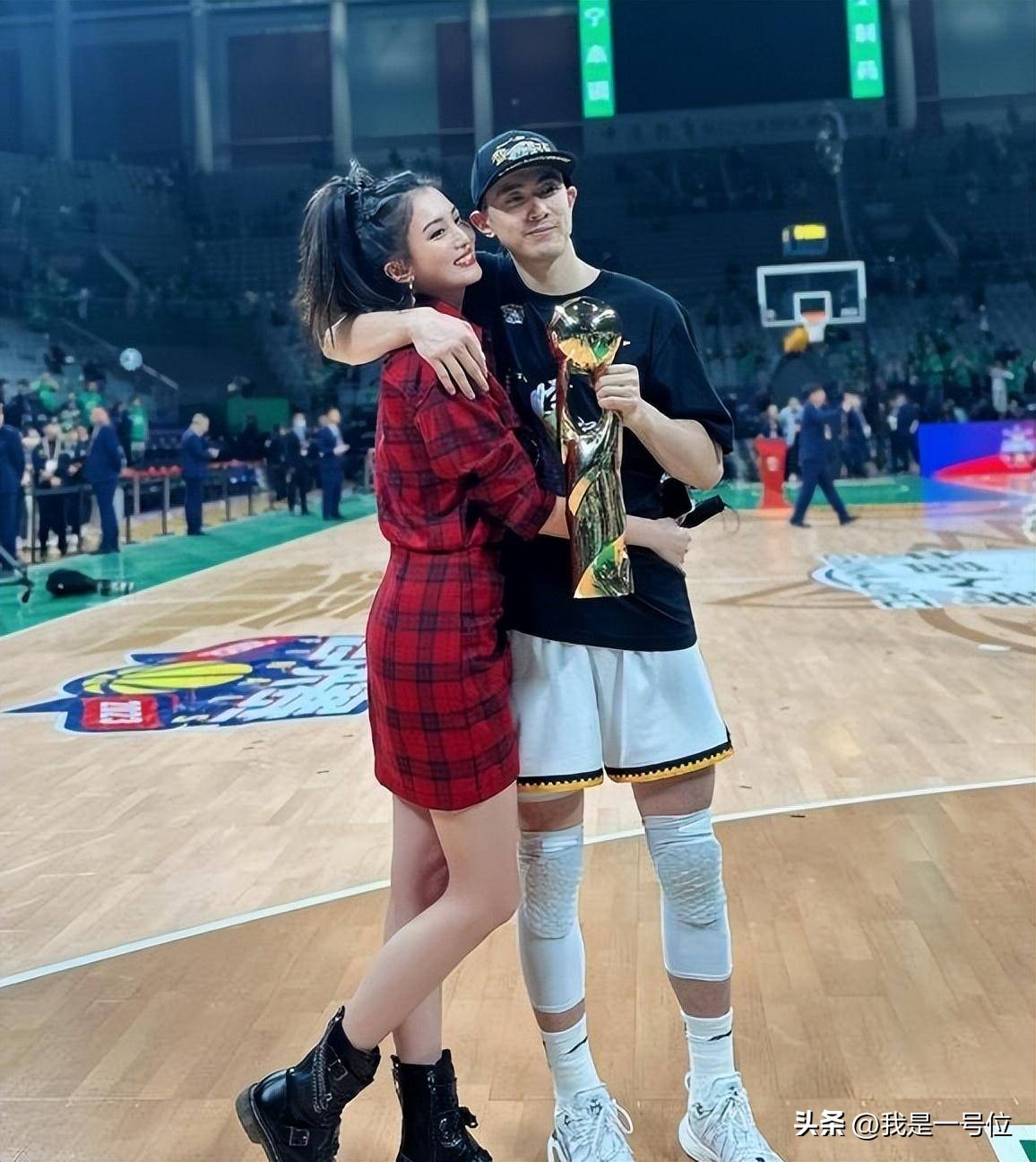 辽篮大赛郭艾伦,辽篮队员在郭艾伦面前秀恩爱