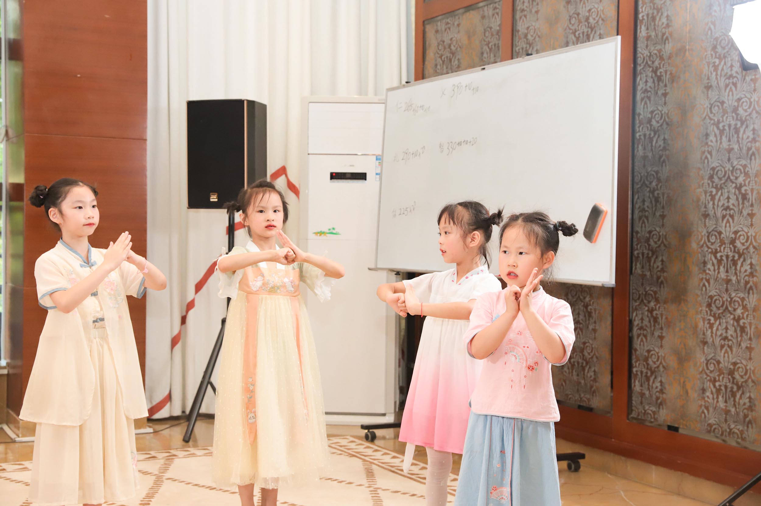 孩子太爱讲话讲不停应该怎么制止,学会这几招让孩子说话好