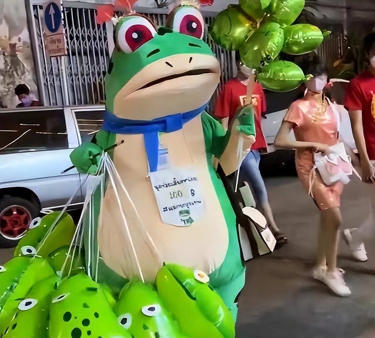 女城管摔烂青蛙,女城管摔烂青蛙玩偶后续