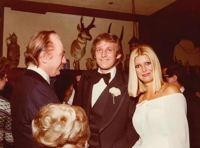 特朗普全家出席前妻的葬礼，梅拉尼娅戴着墨镜，伊万卡表情伤感