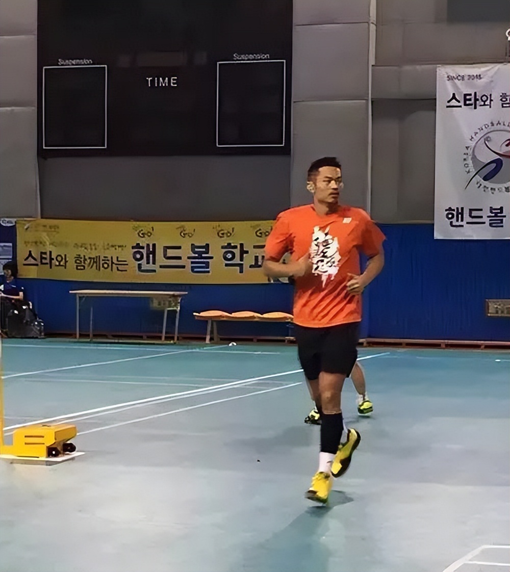 天气变热,打羽毛球前,热身运动不可少,千万不能忽略,附加方法