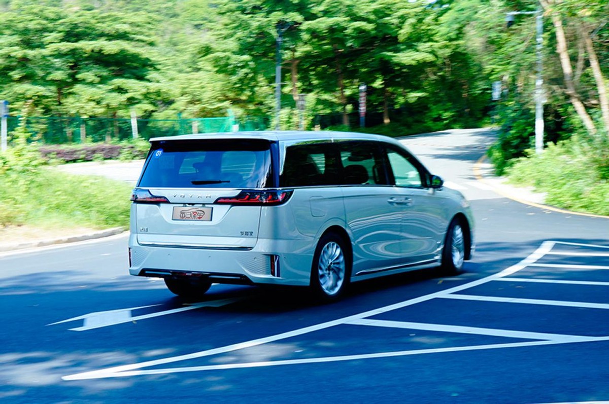 新岚图梦想家试驾白色款,2024款新岚图梦想家实际油耗测评