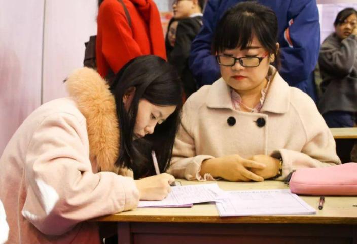 要工作就得付出点什么？女生求职遇变态HR，“性暗示”不要太明显