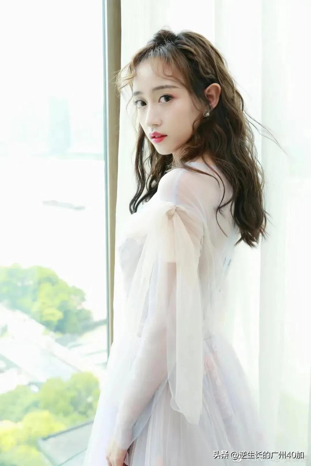 知名国内偶像女歌手被公告为“老赖”，网友称前公司刻意毁她前途