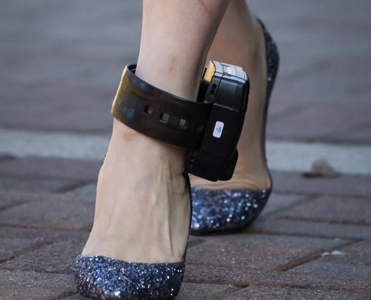 民警体验电子脚镣痛到摔倒,公安机关电子脚镣有什么功能