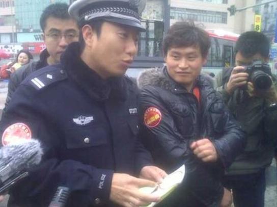 网红交警谭乔名场面,拯救无数司机的“网红交警”谭乔