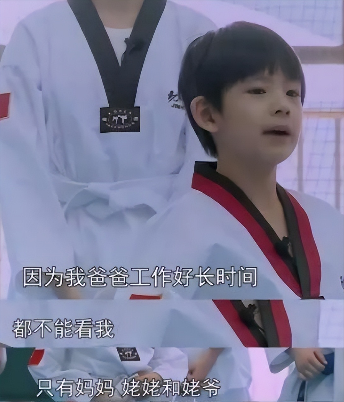 董洁身穿瑜伽裤亮相直播间,43岁董洁穿瑜伽服直播带货视频