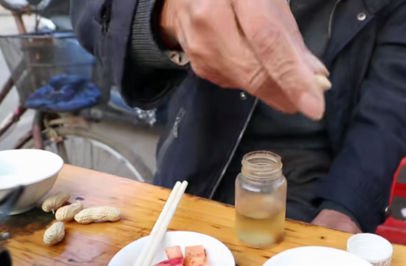 全国最便宜的早酒，10元小火锅配2元无限续杯白酒，大爷天天来吃