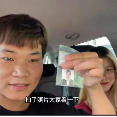 莎莎为*证办**，打扮漂亮去照相馆，彼此关心，哈哈感到家的温暖。