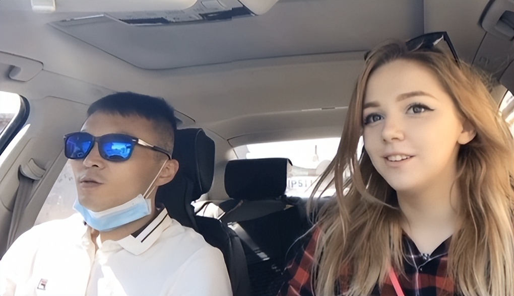 俄罗斯美女嫁给东北3婚男人，夫妻恩爱，网友感慨：他太幸运了