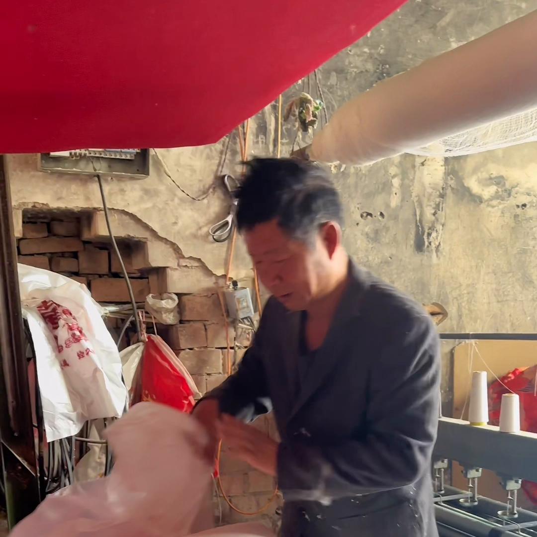 妈妈将对弟弟的母爱网进了棉花里，棉花有缠～绵的寓意，棉...