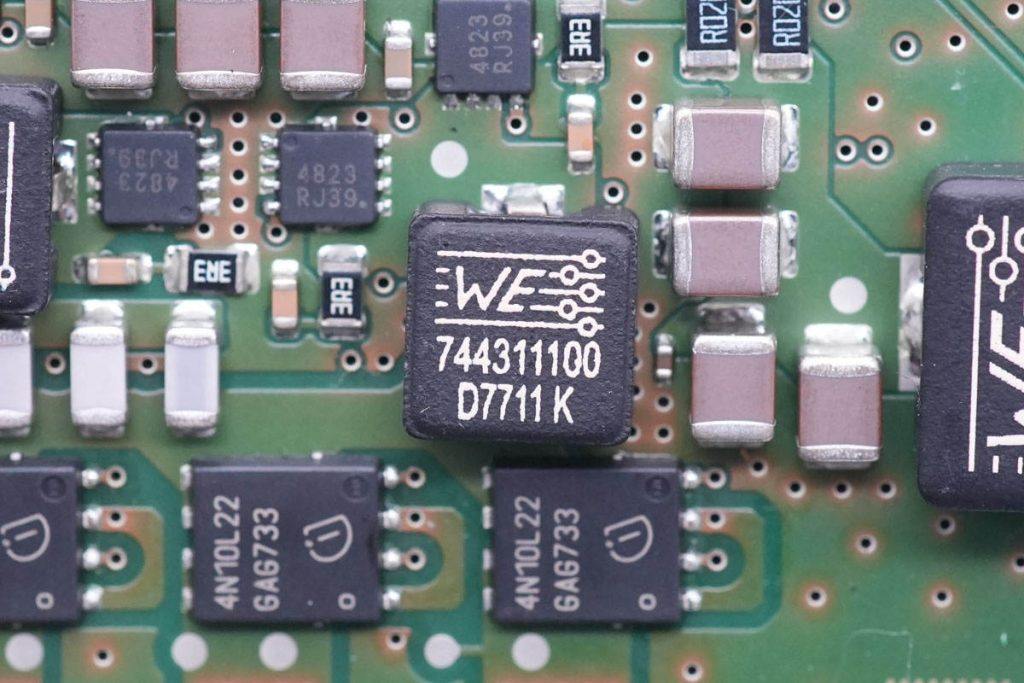 宝马5系无线充电拆解,宝马5系充电器怎么拆