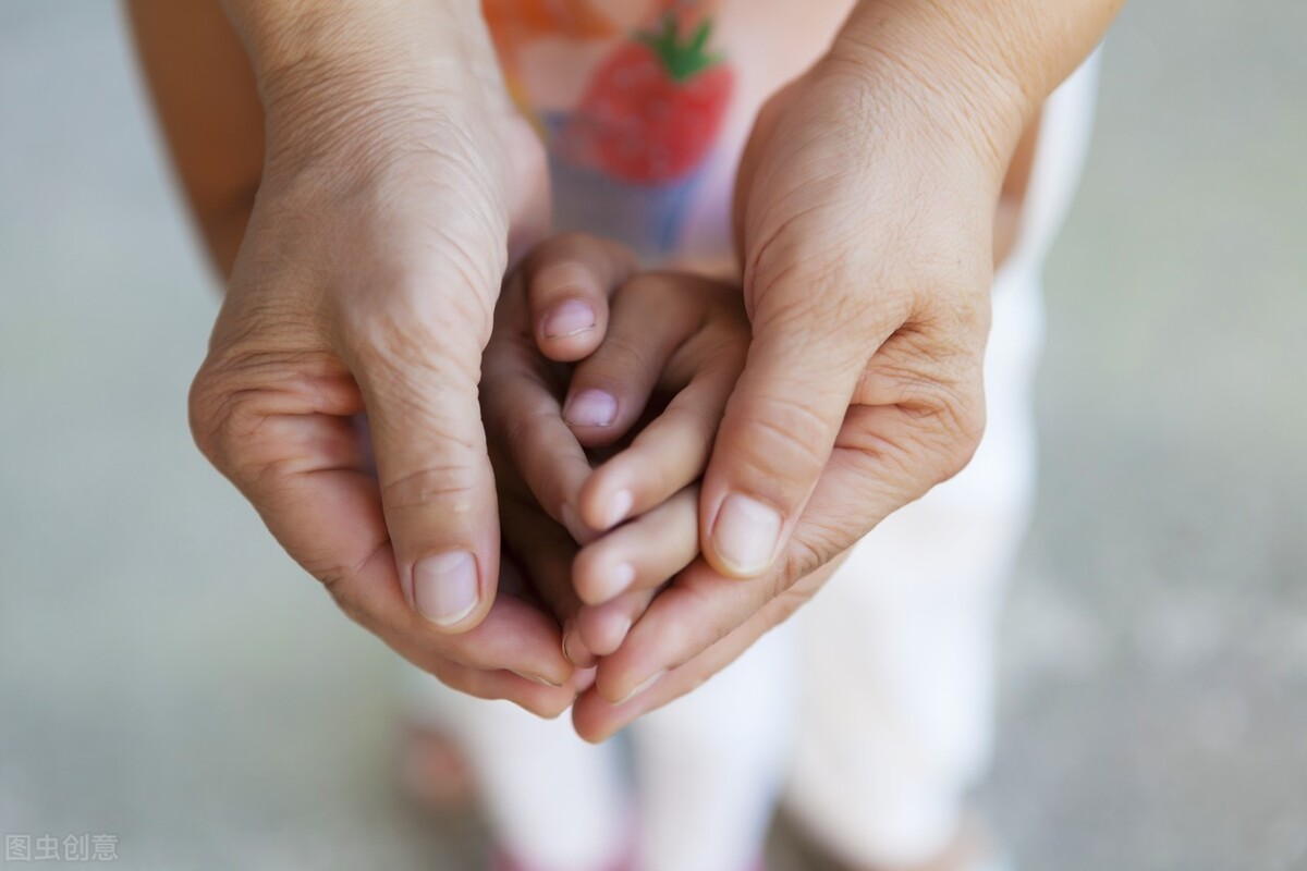 孙女被同学抓破脸，对方家长想拿钱了事，爷爷教科书式回击引夸赞