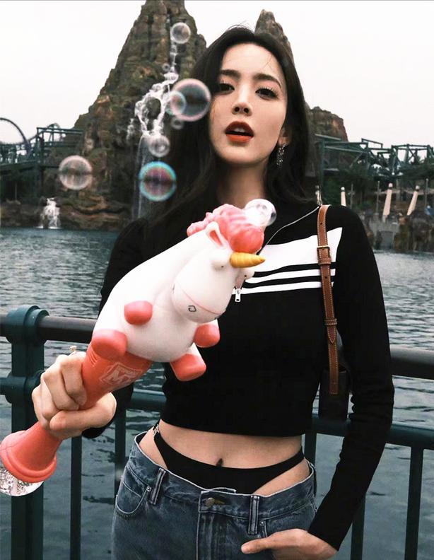 古力娜扎露脐上衣配紧身裤,古力娜扎格子裤穿搭