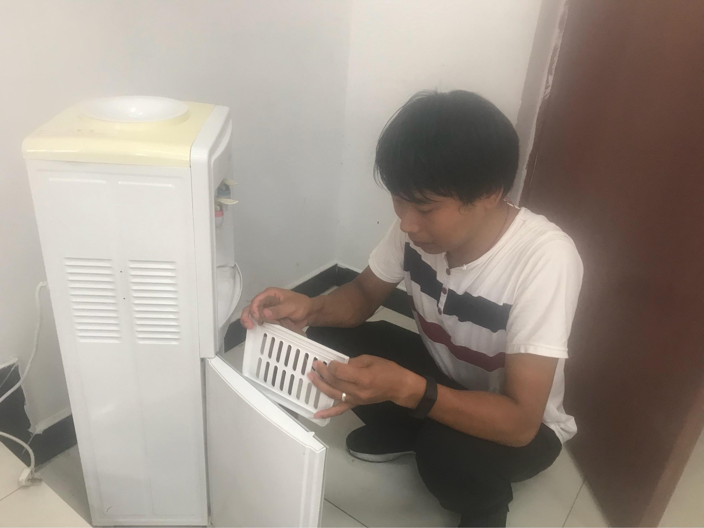 饮水机的桶里面脏了如何才能清洗,饮水机的热水和冷水管都得清洗吗