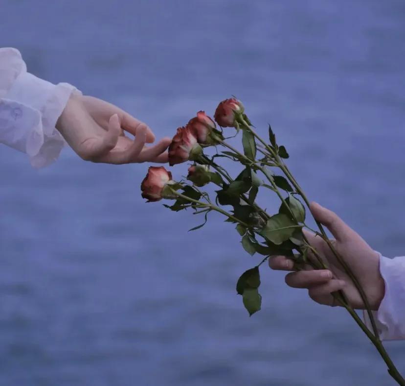 分手后伤感文案撕心裂肺,表达分手后还爱着对方的文案