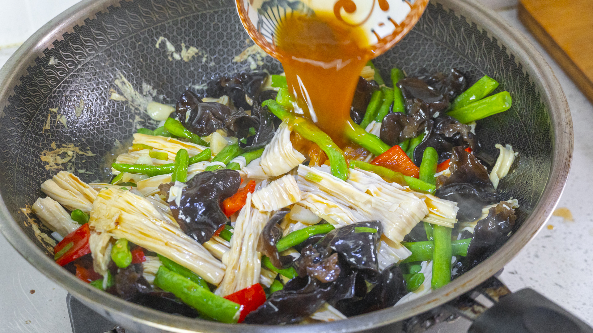 建议女人，多善待自己，少喝奶茶多吃6道菜，脸色红润，精神饱满