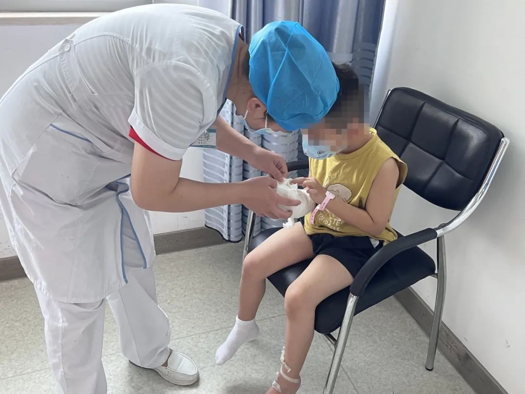 5岁男童手指被石头砸断,小孩丢石头砸到人受伤