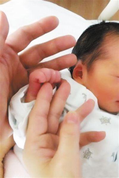 该当爷爷的年纪当了爹，这5位老戏骨白发苍苍还要为养孩子而奔波