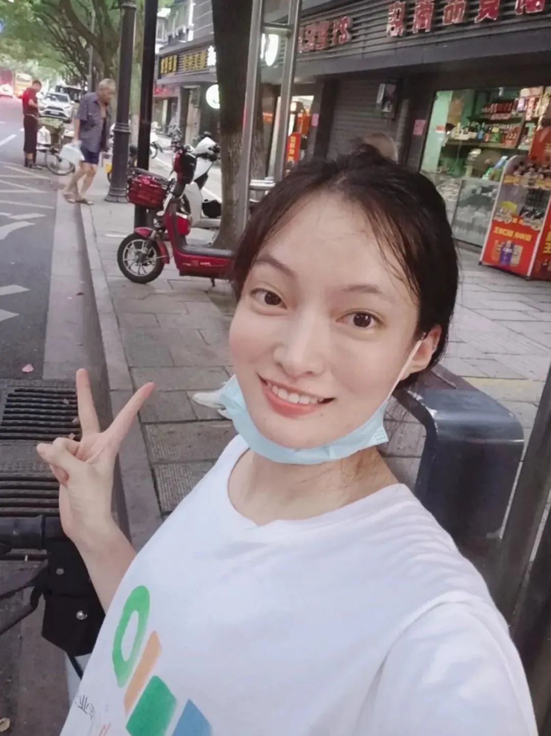 罕见病女孩独自坚持走400米回家,独自走路400米