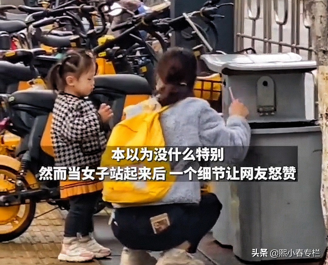 福建一位妈妈蹲在垃圾桶旁削苹果，削完后的举动赢得广大网友怒赞