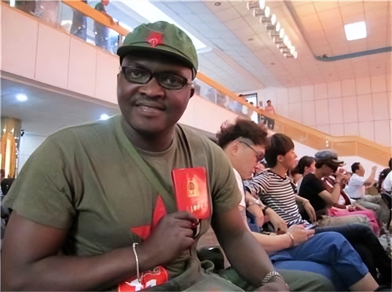 黑人歌手好弟近况：走红后迎娶中国姑娘，今36岁仍未取得中国绿卡