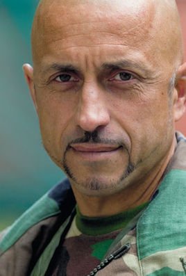 断腿不下战场，单挑百人抢回战友遗体，俄罗斯“平头哥”折服普京