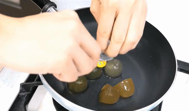 日本小哥用豆腐做刀,日本小哥铸刀全过程视频