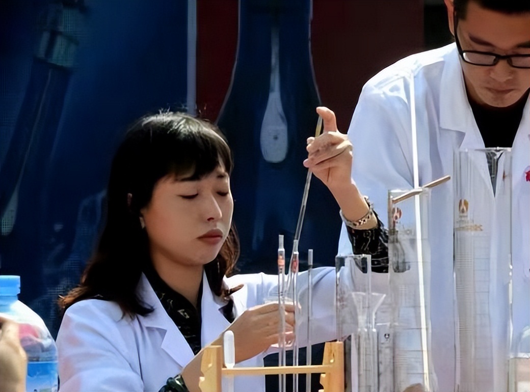 教你3个小妙招一眼看出勾兑酒,真酒与勾兑酒最快识别方法