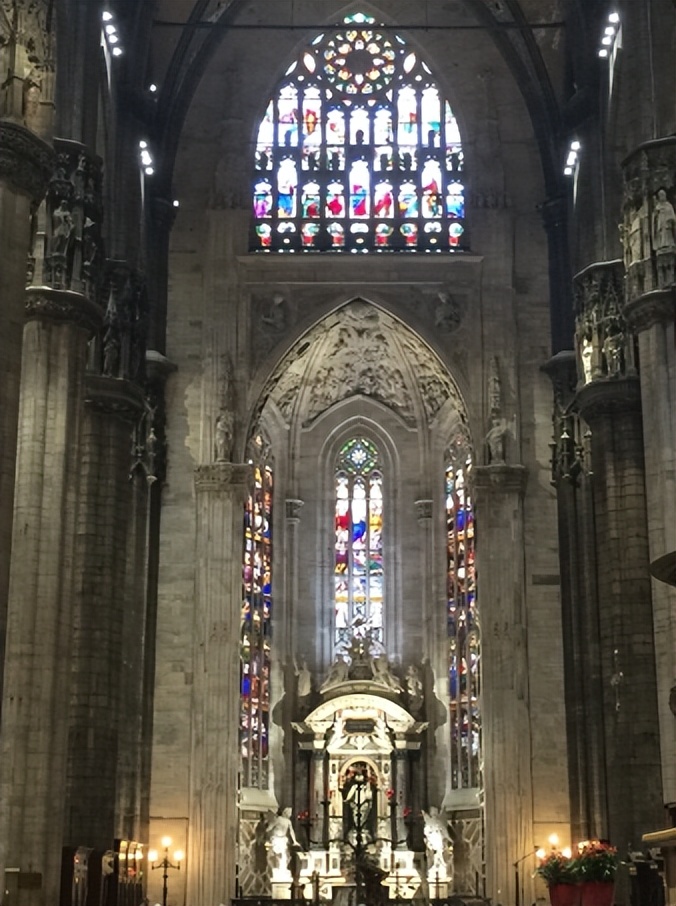 米兰大教堂塔尖的含义,米兰大教堂寓意什么