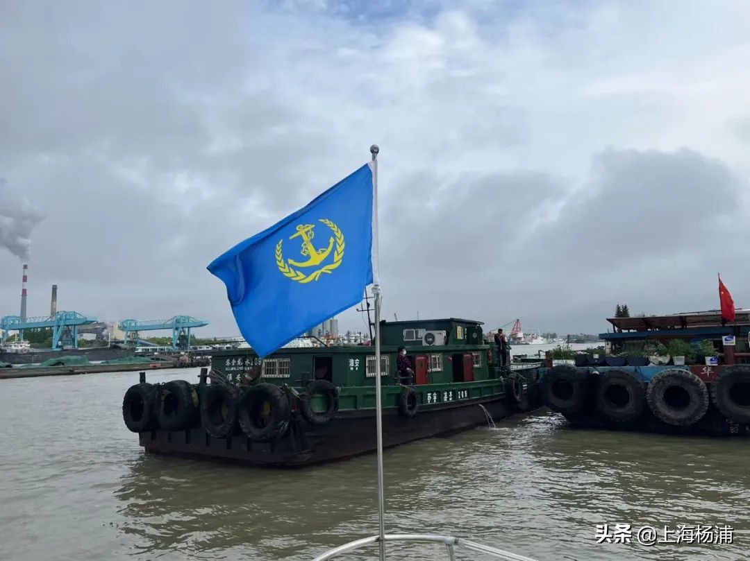 风雨中的摆渡人图片,风雨中的摆渡人