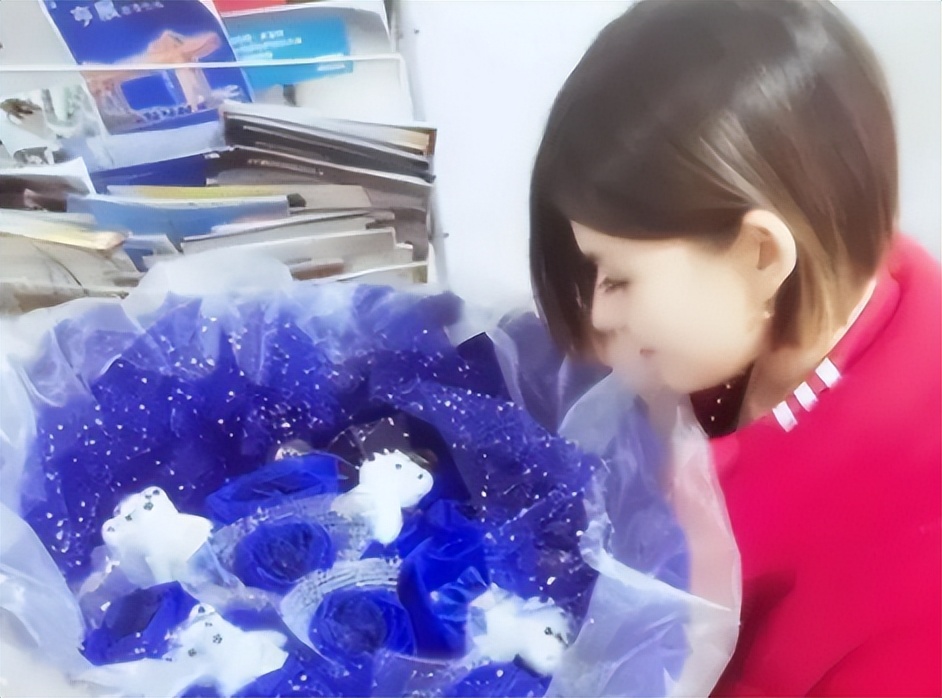 俄罗斯美女倒追中国穷小伙，没车没房不要彩礼也要嫁，她后悔了吗