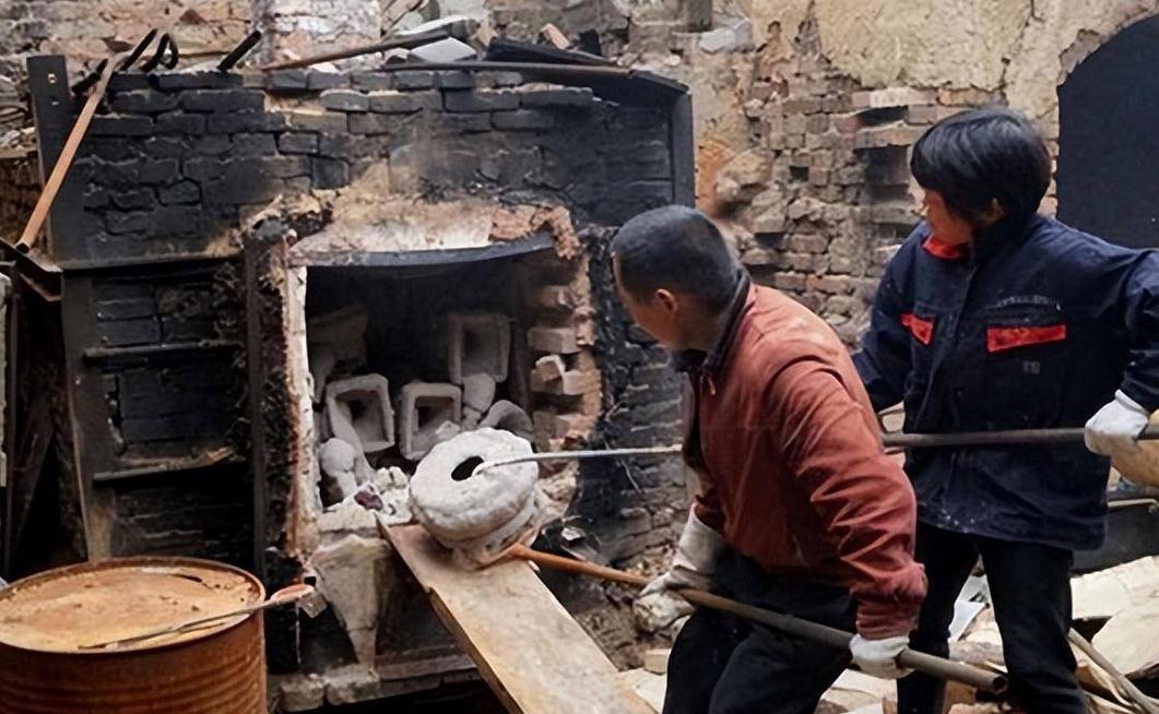 河南老汉造假青铜器,河南老汉带全村制假