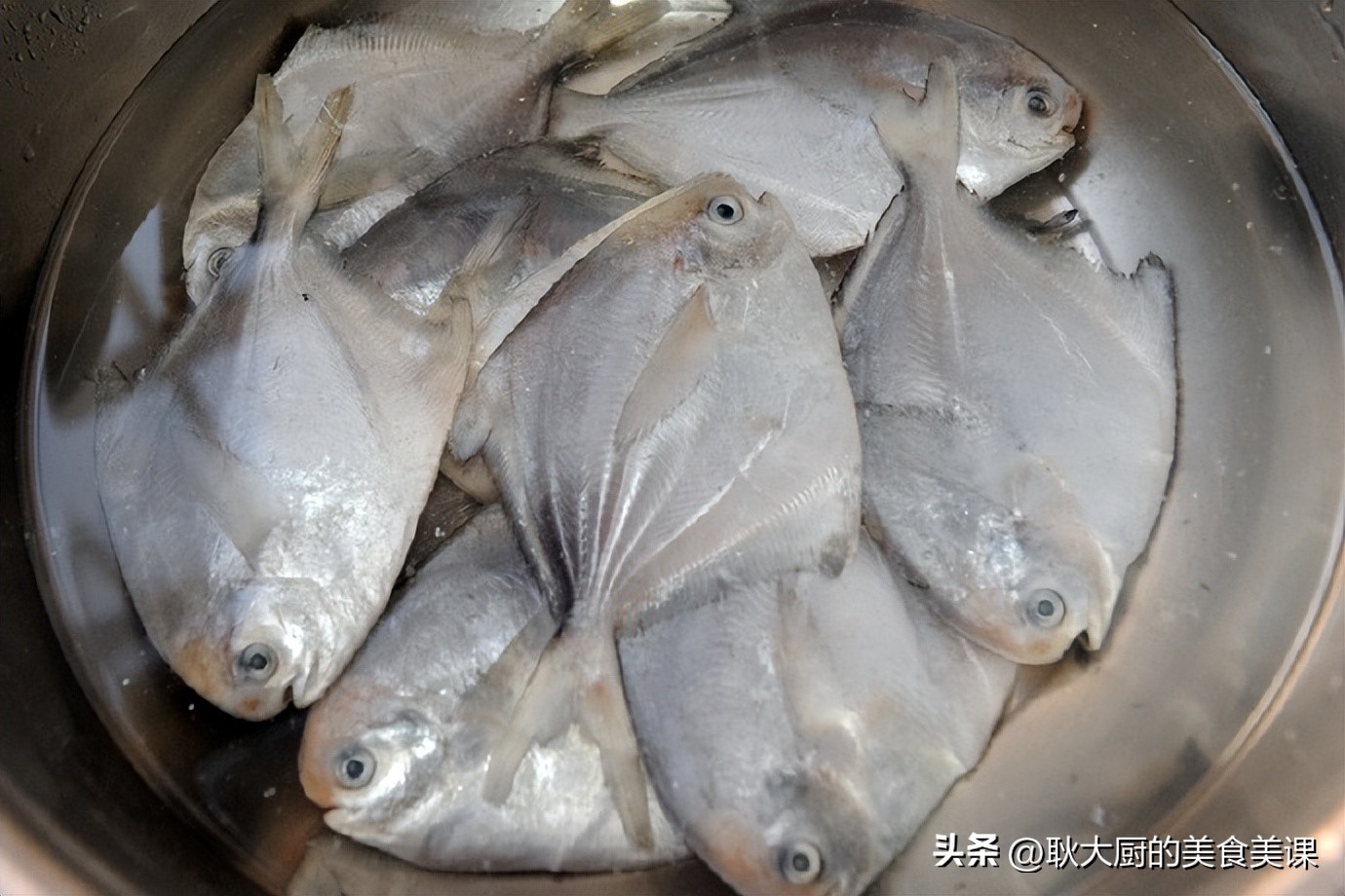 红烧小银鲳家常做法,酱焖银鲳鱼最好吃的做法