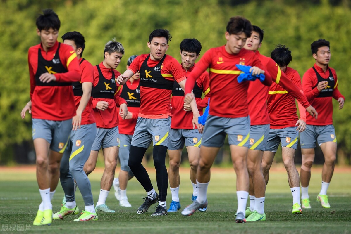 大跳水？薪水降至月入不到5千！中超8冠王成风向标，恒大重拳出击