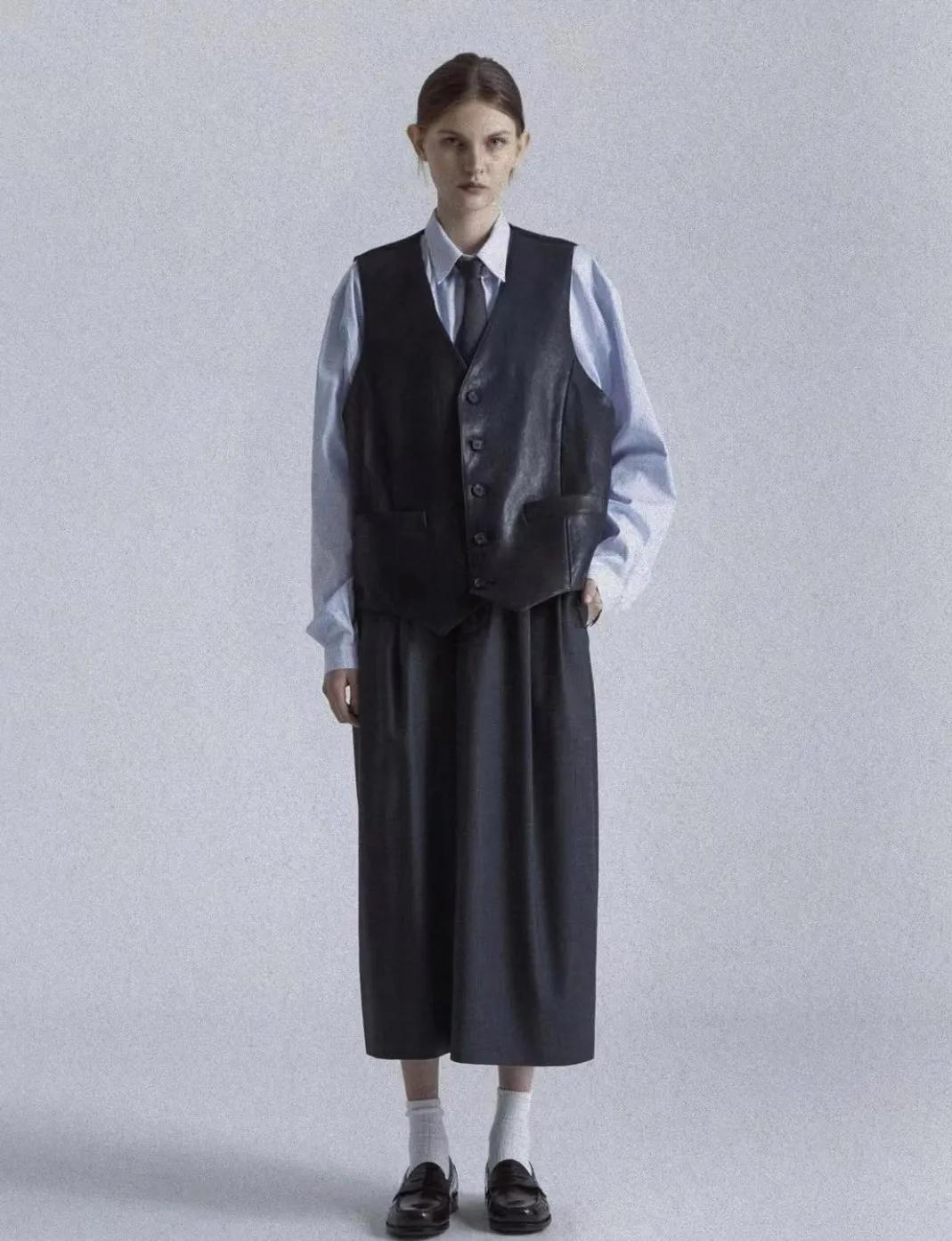 优雅、街头、暗黑揉为一体，拥有独特立体美学的韩国品牌