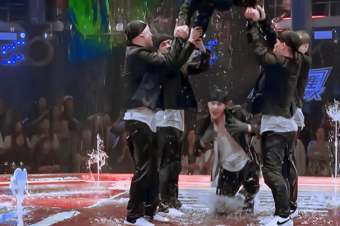 王一博回眸杀蓝湛,王一博跳舞杀马特