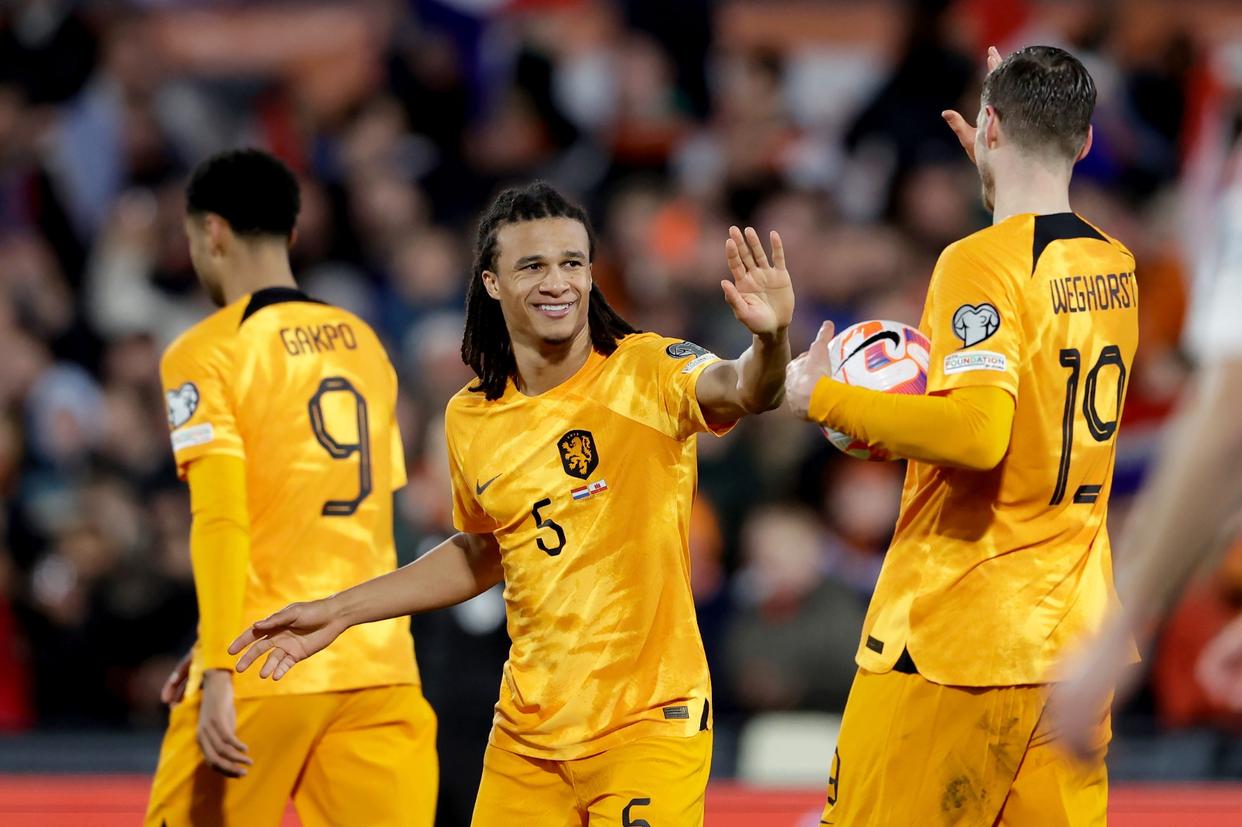 3:0！荷兰开倒车，曼城铁卫梅开二度，巴萨弃将逼近范佩西纪录