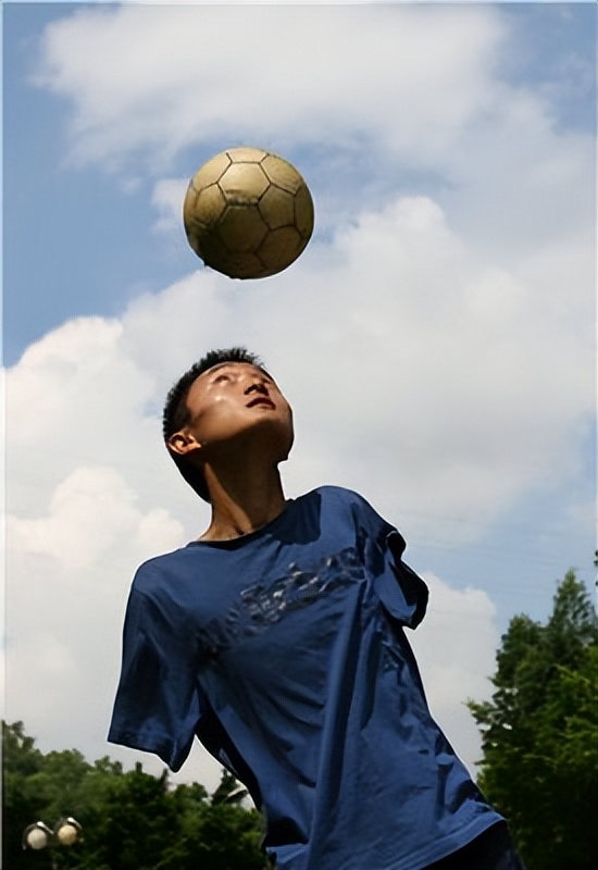 无臂高考状元杨孟衡大型纪录片,杨孟衡用脚写字