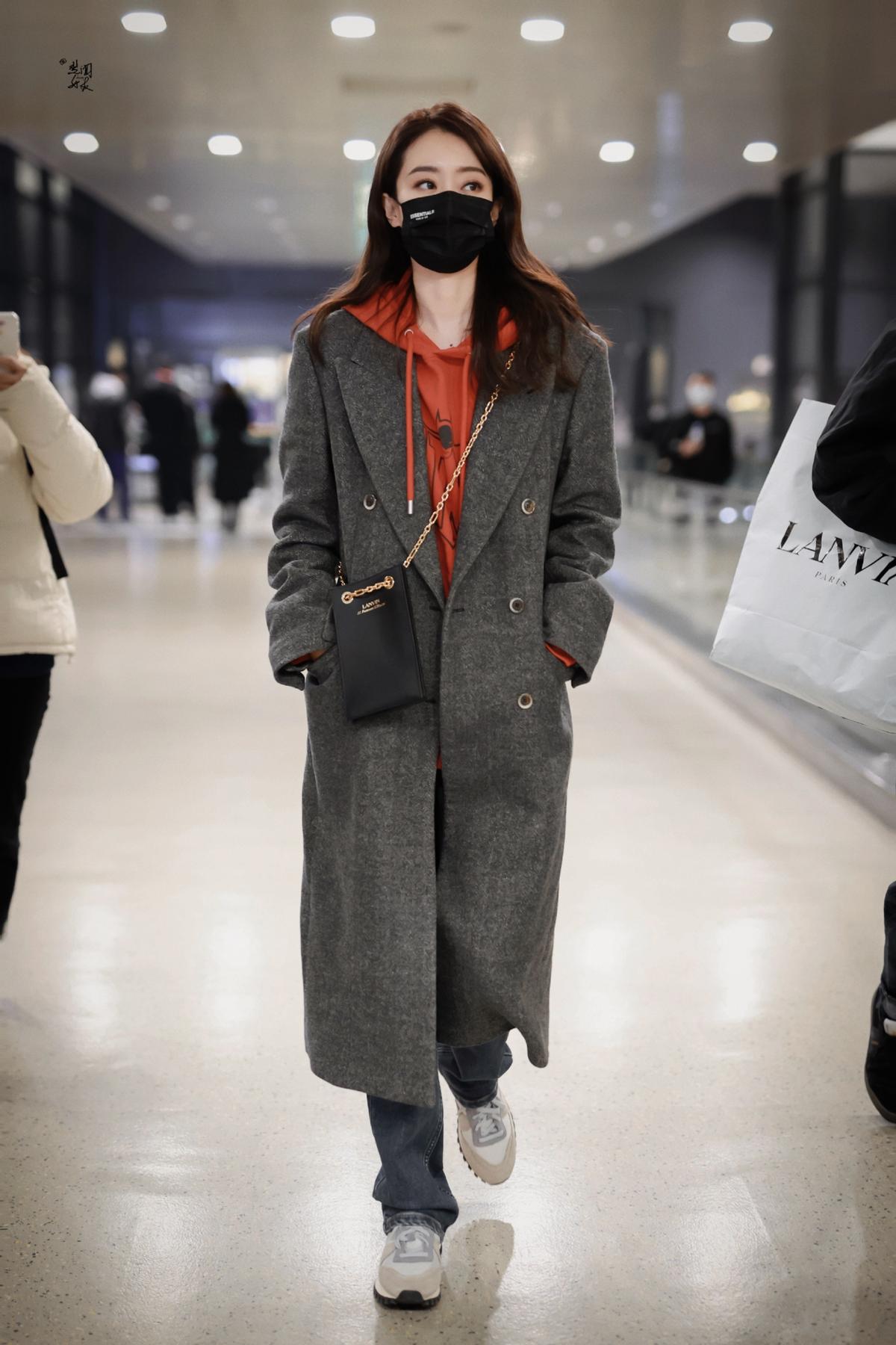 卫衣式毛衣怎么搭配羊绒大衣,棉衣卫衣毛衣时尚搭配御寒不臃肿