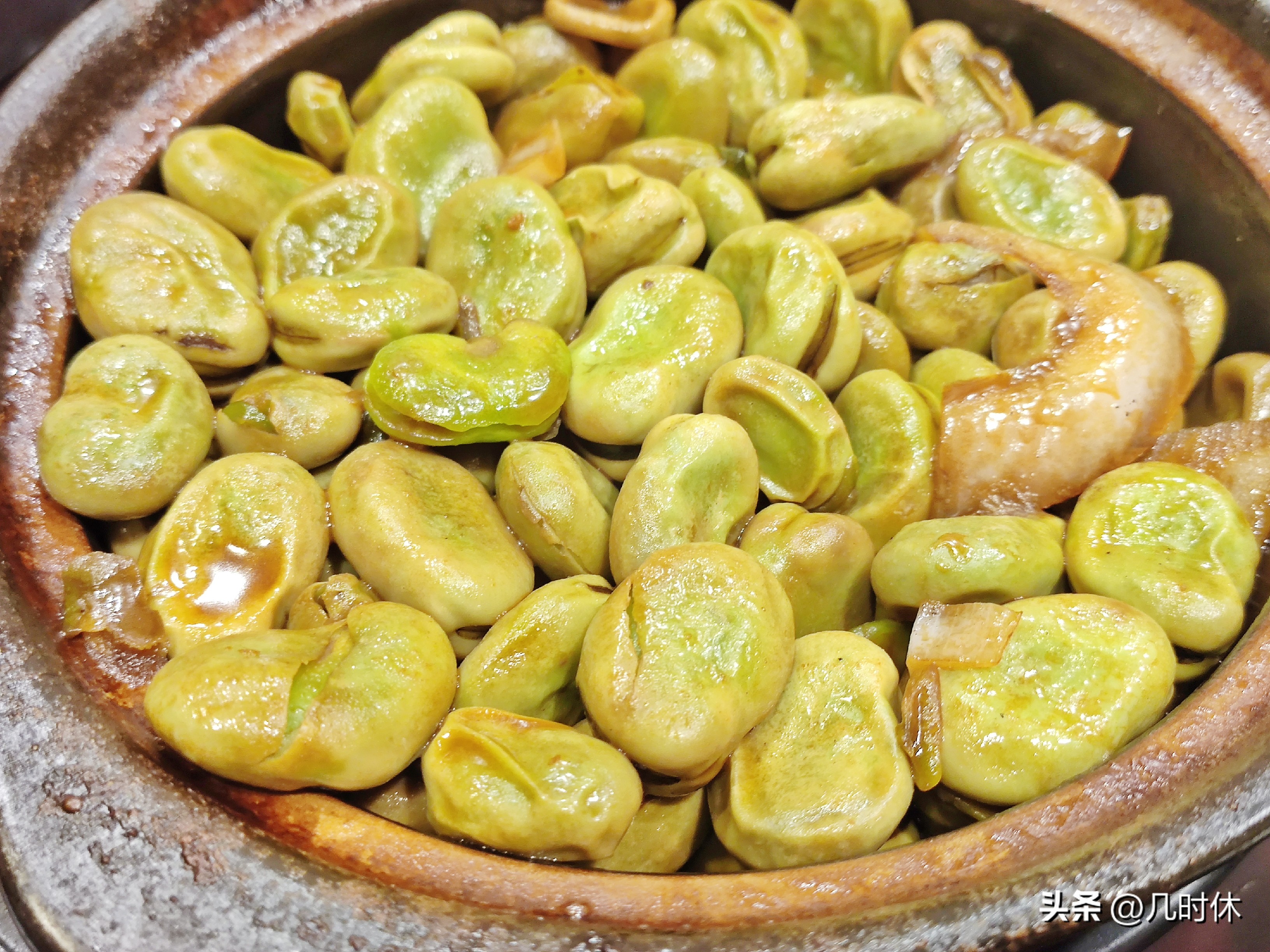 夜宵小龙虾啤酒,吃小龙虾喝啤酒的季节