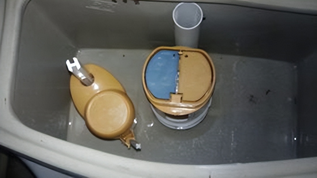 卫生间蹲坑冲水箱漏水怎么办,卫生间蹲便水箱漏水维修