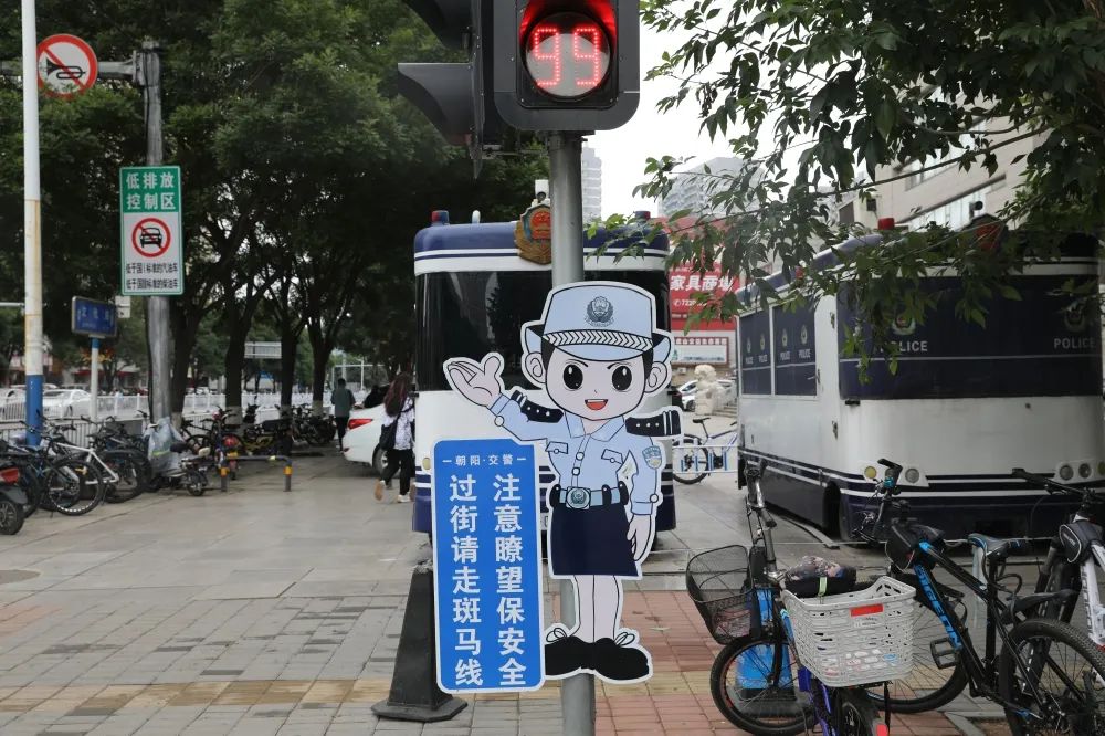 萌翻了！辽宁朝阳卡通交警“上岗”执勤，24小时助力文明交通！