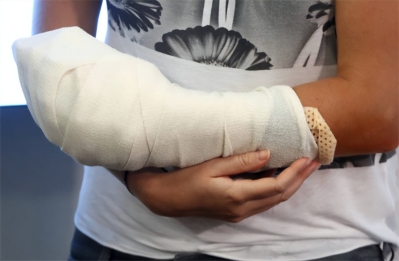 湖南小伙死亡母亲哭瞎右眼，15年后交警通知：你儿子被拘留了