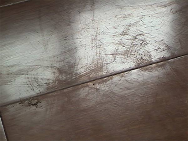 木地板磨损严重怎么处理,复合木地板掉皮修补视频