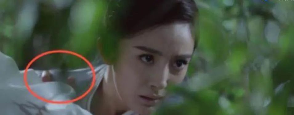 洒枸杞假装喷血、演尸体玩手机，这些穿帮镜头好敷衍，个个离谱