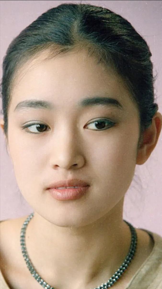 巩俐甘心嫁给70岁法国老头，成为他的第四任妻子，她为何这样选择