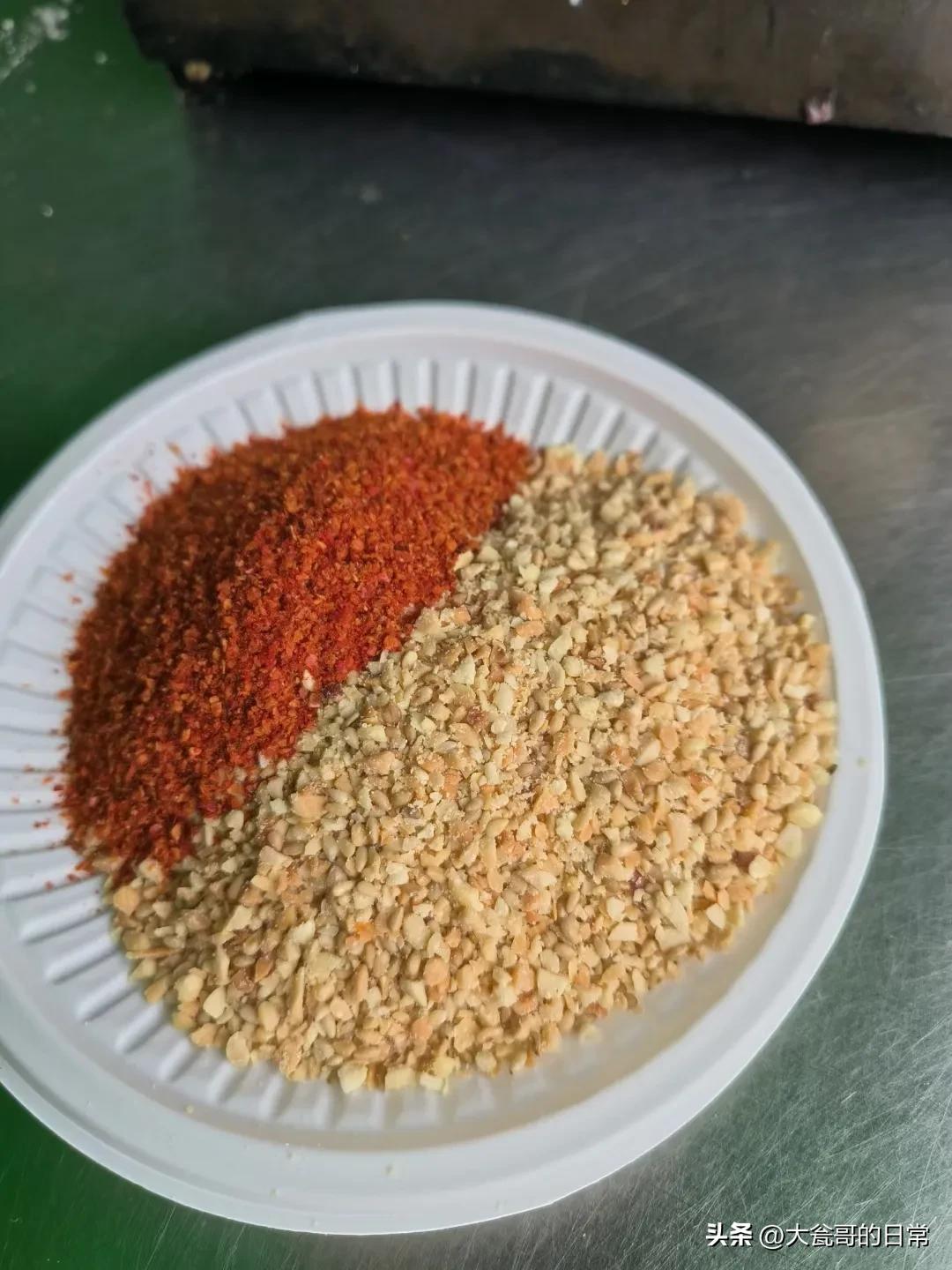 淄博烧烤大学生重返淄博视频,淄博烧烤再度火爆出圈一看就想吃