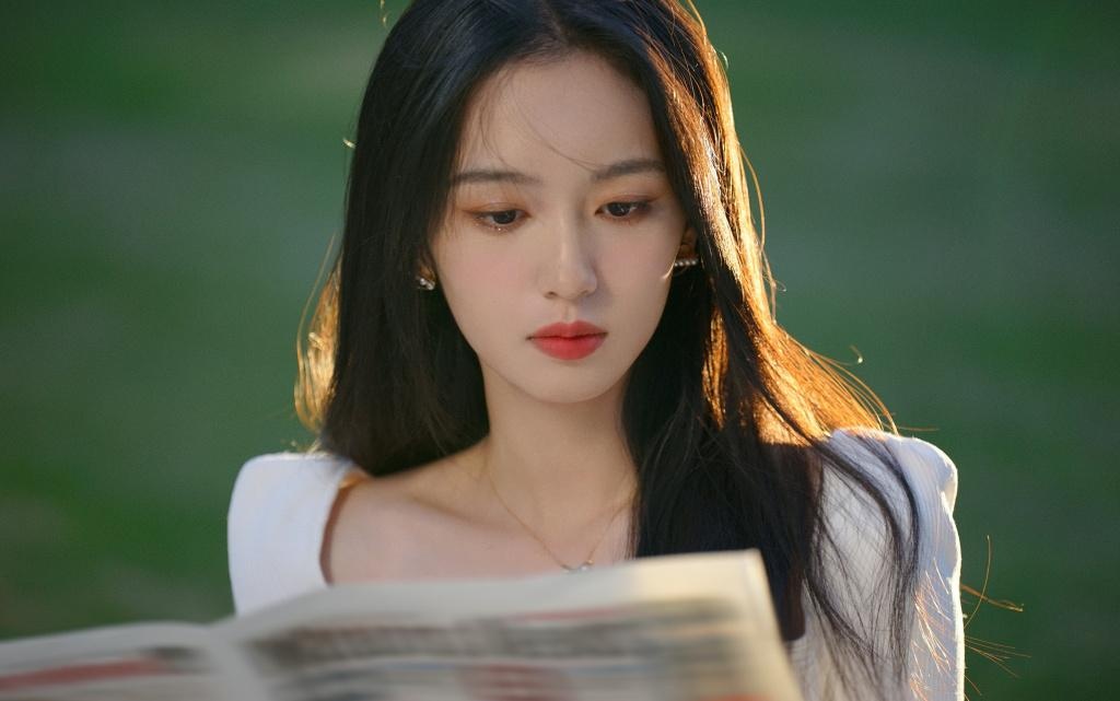 周也代言兰蔻品牌拍摄草坪写真“绝美”