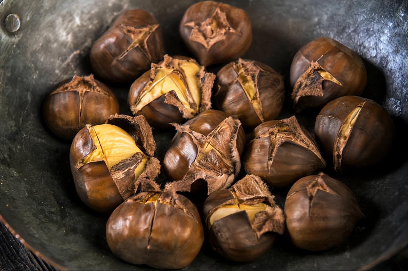 煮板栗怎么煮好剥壳,板栗煮开口容易剥开的诀窍